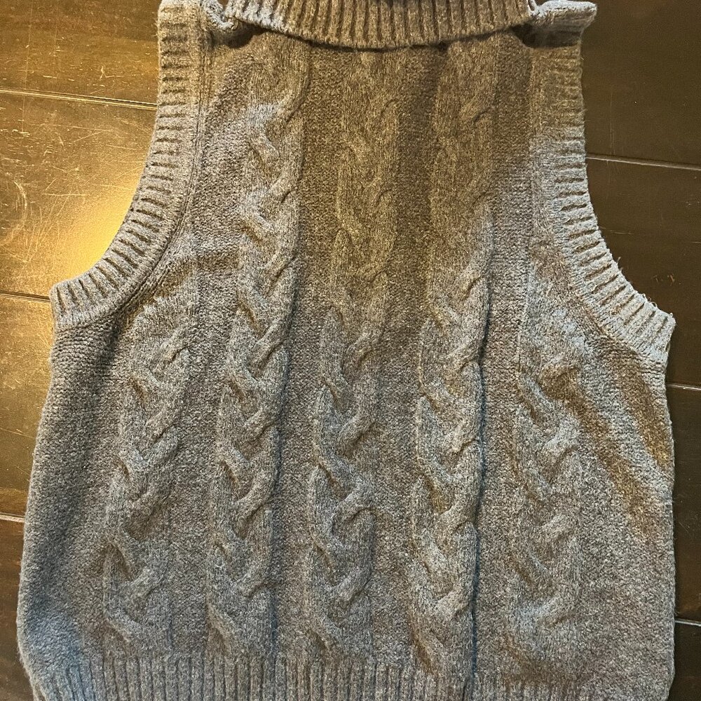 GAP gray turtleneck sleeveless sweater